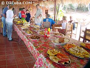 Cayo Saetía. Buffet para turistas.