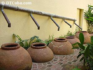 Camagüey. Patio con tinajones