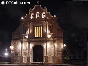 Vista nocturna de la Iglesia de Paula.