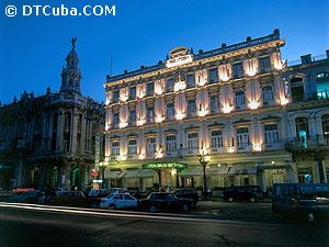 Hotel Inglaterra. Fachada, vista nocturna.